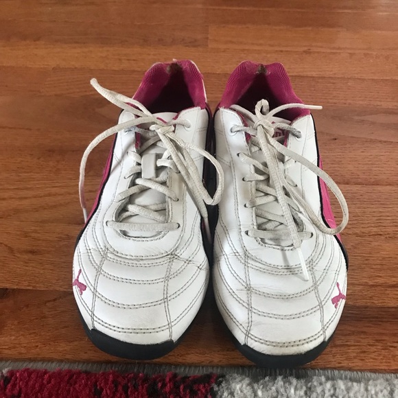 Girls 3 1/2 Puma Sneakers. Can fit size 5 shoe too in women - Picture 7 of 10